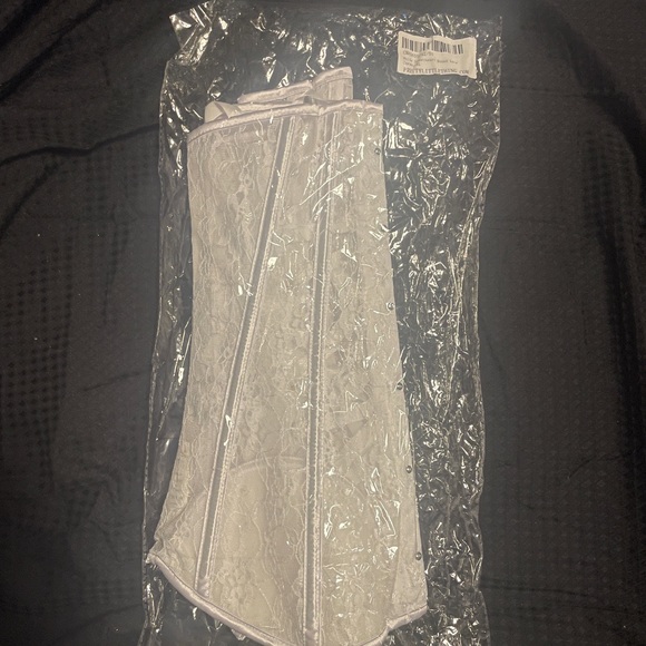 White sweetheart boned lace corset. - Picture 8 of 12
